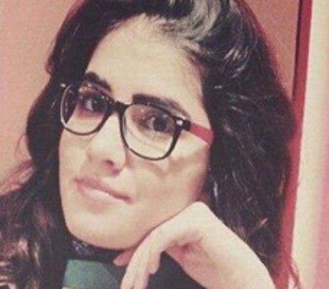 Özgecan'ın ölümü bir çok ünlüyü harekete geçirdi. Şarkıcı Demet Akalın genç kız için yapılan yürüyüşe katıldı. -