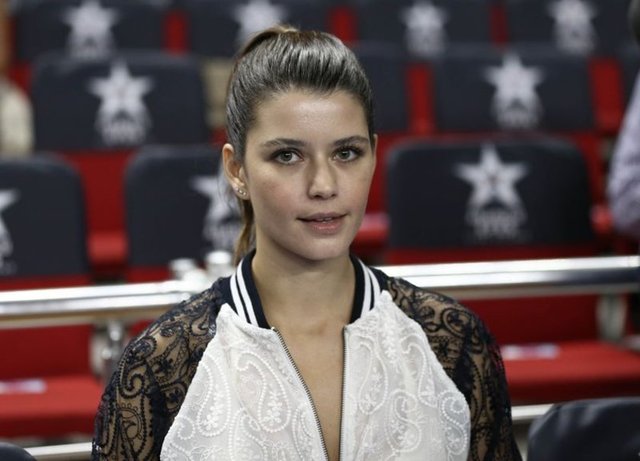 BEREN SAAT  - Uyku tutmaz bu gece, gözler dolar taşar boşalır… Yine yürüsek Taksim'e ne değişecek??... Kadın her geçen yıl daha değersiz bu ülkede… Biliyorum daha da sertleşecek her şey… Yine hafifletme, yine kadında suç arama, yine bulunur bir bahane…