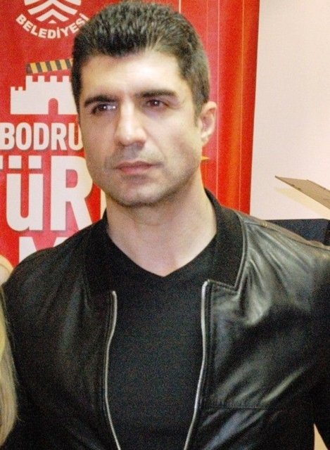 ÖZCAN DENİZ"Gazete okumayan,kitap okumayan,sinema ve tiyatroya gitmeyen,ekonomik kriz yasadığını soyleyip kazancini  Alkol,sigara,bar,pavyon gibi yerlere harcayan,iş begenmeyen,kotu giyinen kötü konuşan...