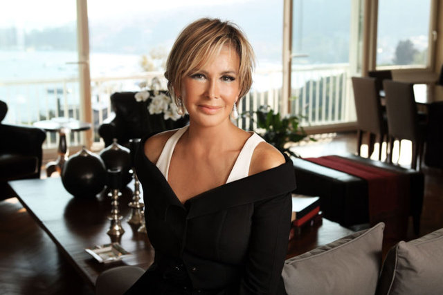 FİLİZ AKIN Bu vahşet karşısında nutkum tutuldu. Hani sözün bittiği bir yer vardır ya ne diyeceğimi bilemedim hâlâ şoktayım. Özgecan'ın annesi ben de olabilirdim. Düşündükçe tüylerim ürperiyor.