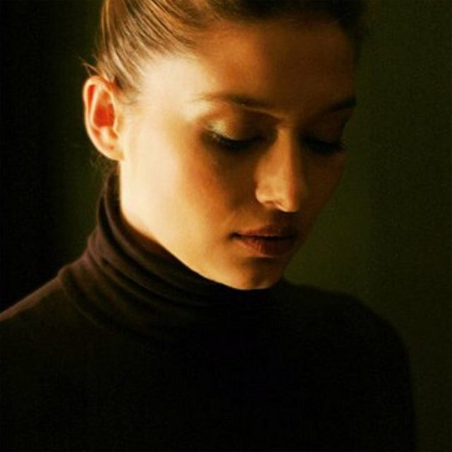 NURGÜL YEŞİLÇAYKara günlerin izini, pembe otobüs silmez! Bize sorulan ilk soru "korkmuyor musun?"olur!Tek başına yaşamaktan,tek başına dolaşmaktan,kadın başına çocuk büyütmekten? Hayır korkmuyorum!  Tırnak izinden utanana kadar korkmayı reddediyorum.