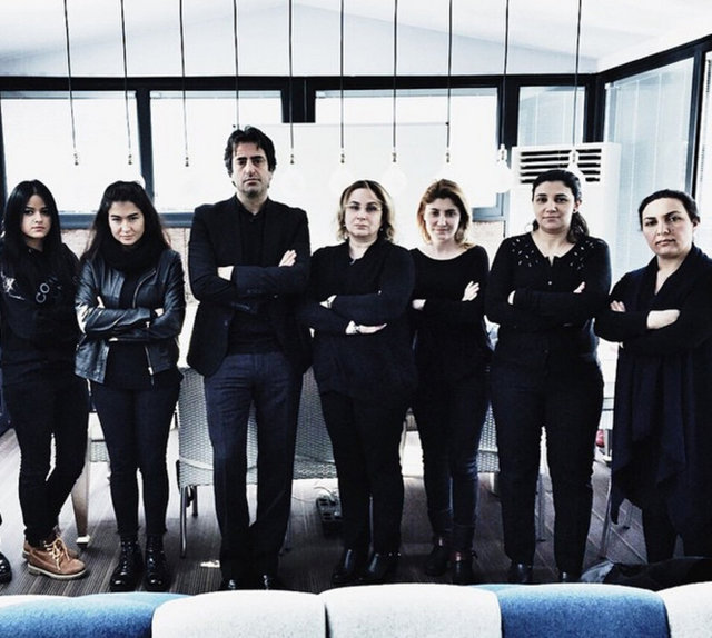 Boyut film emekçileri Özgecan için siyahlara büründü.