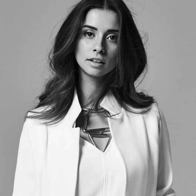 Çünkü kadına el kaldırmak, küfür etmek, taciz etmek erkeklerin gurur duyduğu, kendini daha çok 'adam' zannetiği şeyler... Kadın olmak aslında gurur duyulması gereken bir şeyken biz bundan utanç duyuyoruz ve bunu saklıyoruz.