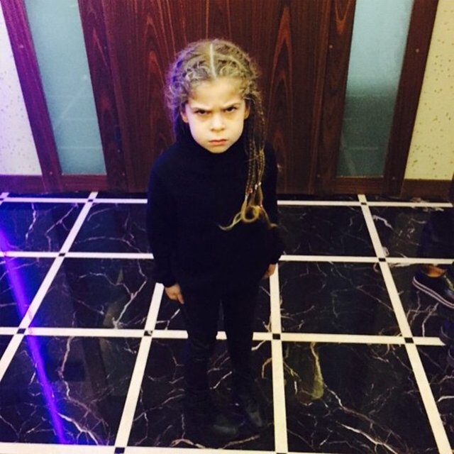 YELİZ YEŞİLMEN (KIZI ASYA) -  - Özgecan olayından o kadar evce etkilendik ki Asyam'a bile negatifim geçti. Bugün siyah giydi öfkeli baktı. Daha hiç bir şeyin farkında değil ama ben kızım ve tüm bayanlar için korkuyorum. Daha ağır cezalar alınmalı...