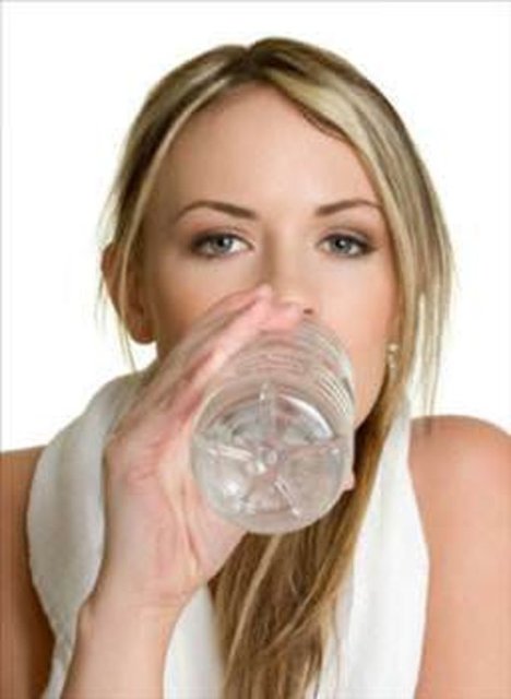 20- Bol su için -  - Susuz kalındığında beyin daha çok çalışmak zorunda kalır ve tasarlama yetisi zarar görebilir.