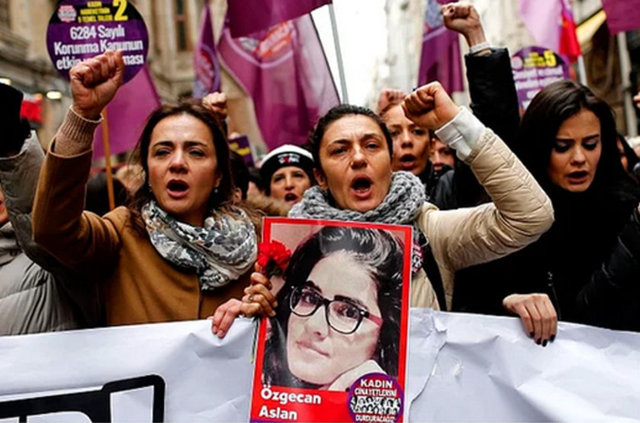 Mersin'in Tarsus İlçesi'nde vahşice katledilen Özgecan Aslan cinayeti için Taksim'de Kadın Cinayetlerini Durduracağız Platformu tarafından protesto yürüyüşü düzenlendi.