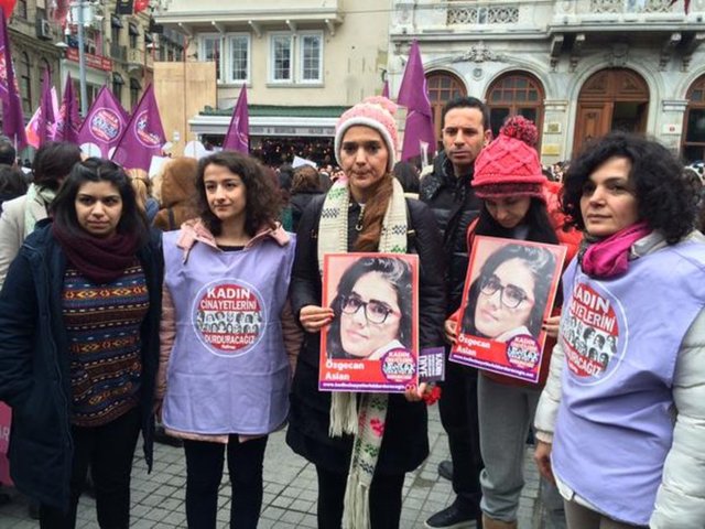 Taksim Fransız Konsolosluğu önünde toplananlar yüzlerce kadın, Galatasaray Meydanı'na yürüdü. Kalabalık arasında şarkıcı Demet Akalın da vardı.
