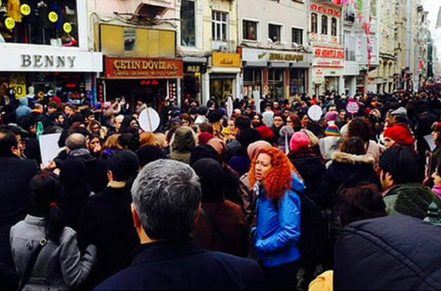 Galatasaray Lisesi önünde biten yürüyüşün ardından açıklama yapan Kadın Cinayetlerini Durduracağız Platformu Genel Temsilcisi Gülsüm Kav, "Kadınların öldürülmesi bir doğal afet değildir açıklamasında bulundu.