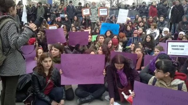 Kadınlar #ÖzgecanAslan için Güvenpark'ta oturma eylemi yapıyor. -