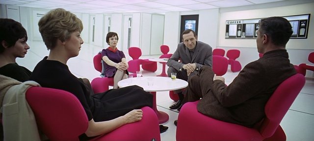 1 Oscar aldı; En İyi Görsel Efekt   - Aday olmamış olsa bile birçok eleştirmen 2001'in büyüleyici sinematografisi ve şaşırtıcı özgün senaryosuyla En İyi Film Ödülü'nü hak ettiğini düşünmüştür. Ancak Akademi bu ödülü Oliver (1968)filmine vermiştir!