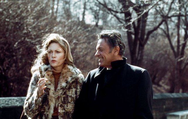 En İyi Sinematografi, En İyi Kurgu  - 4 Oscar aldı; En İyi Erkek Oyuncu (Peter Finch), En İyi Kadın Oyuncu(Faye Dunaway), En İyi Yardımcı Kadın Oyuncu (Beatrice Straight), En İyi Özgün Senaryo -
