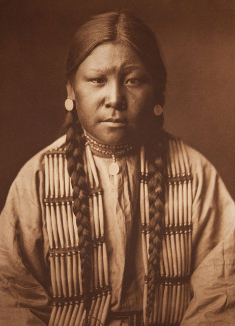 Kızılderililer tarafından kabul görmesi uzun zaman alan fotoğrafçı, sonraları öylesine saygınlık kazandı ki onunla birarada olmak şeref sayılmaya başladı. -