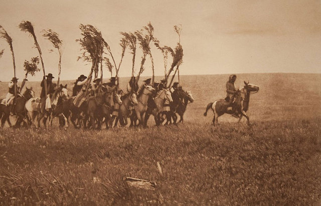 Ailesini ve geleceğini dikkate almadan, Amerika'yı at sırtında karış karış dolaşmış, binlerce resim çekmiş.