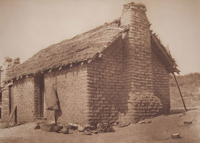 Fotoğrafçı Edward Curtis, 1900'lerde başladığı gezisinin ilk yıllarında karısı ve çocuğu ile birlikte dolaşıyordu. Ancak başlarına büyük tehlikeler gelince, yola yalnız devam etmeye karar verdi.