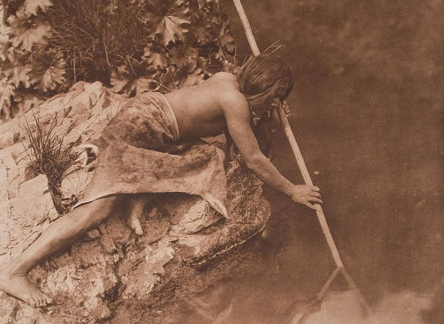 Amerikalı fotoğrafçı Edward Curtis, Yerli Amerikalılar'ın hayatlarını, geleneklerini belgelemek için hayatının 30 yılını kıtanın bir ucundan bir ucuna Kızılderili kabilelerinin peşinde geçirdi.