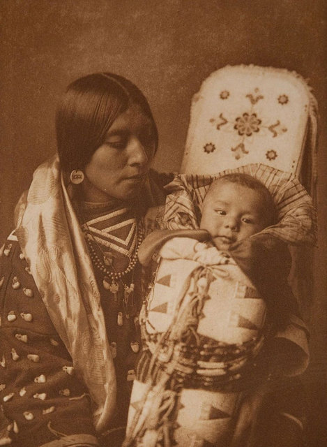 Fotoğrafçı Edward Curtis, kimsenin yok olmakta olan Kızılderili kültürünü yaşatmaya çalışmadığını görünce objektifine sarılmış.