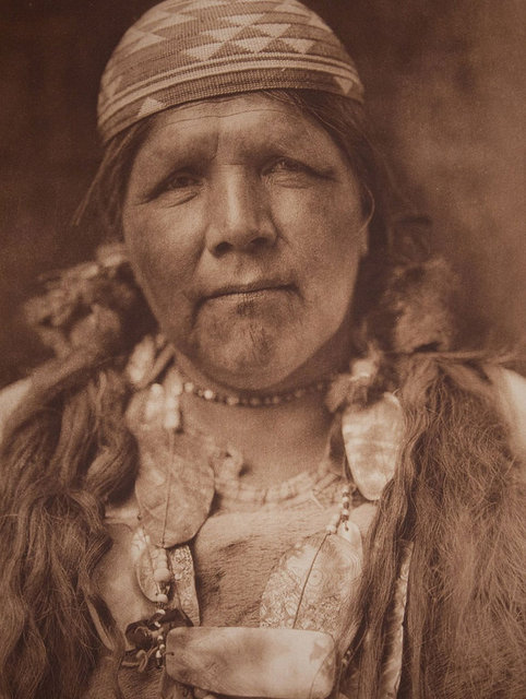 Ancak gezgin fotoğrafçı, 30 yılın sonunda, yıkılmış bir evlilik, bozulmuş bir sağlık ve tümparasını kaybettiği bir iflasla hayata veda etti.