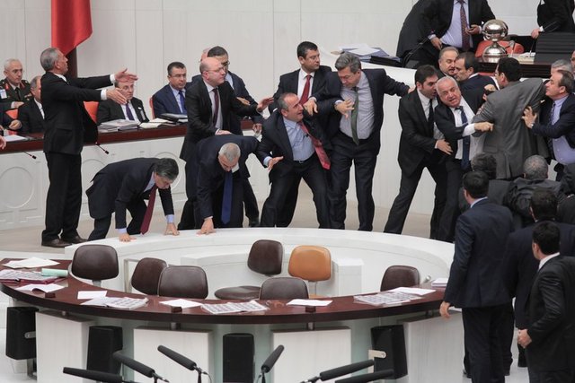 CHP'li vekil Sezgin Tanrıkulu kürsüdeyken AK Parti Grupbaşkanvekili Mahir Ünal ile tartıştı. Bu tartışmanın ardından TBMM Başkanvekili Sadık Yakut birleşime ara vermişti. O aranın ardından kamera kayıttan çıktıktan sonra bir yumruklu kavga çıktı.