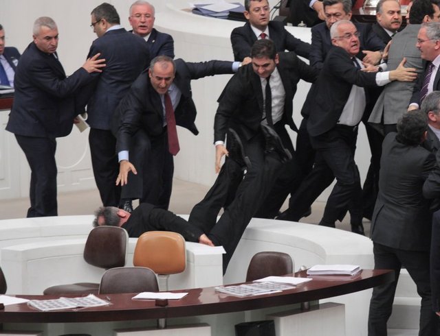 Habertürk muhabiri Celal Çamur'un verdiği bilgilere göre, kavga şöyle gerçekleşti;