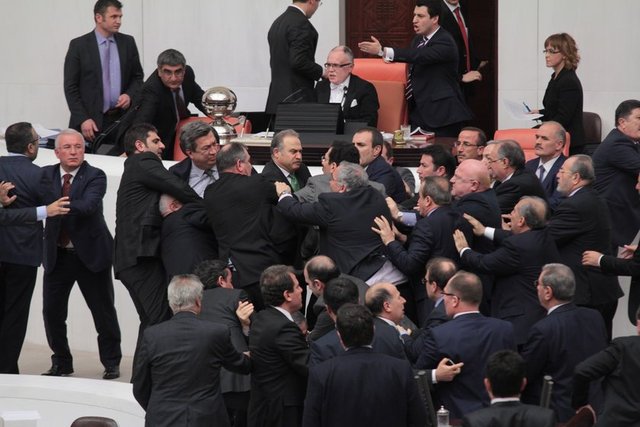 Düzgün'e Meclis doktorları tarafından ilk müdahalesi yapıldı. Genel Kurul salonun dışarısına çıkarılan Düzgün, bir süre sonra Genel Kurul'a tekrar gelerek milletvekilleri arkadaşlarına durumunu aktardı.