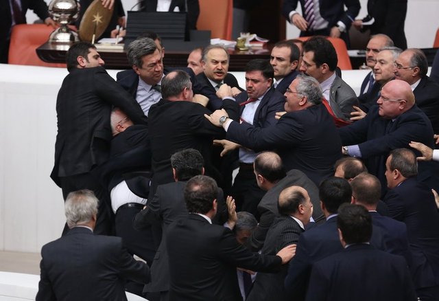 Bu sırada İçişleri Bakanı Efkan Ala, Düzgün'ün sağlık durumu hakkında bilgi aldı, CHP'li milletvekileri ile görüştü. -