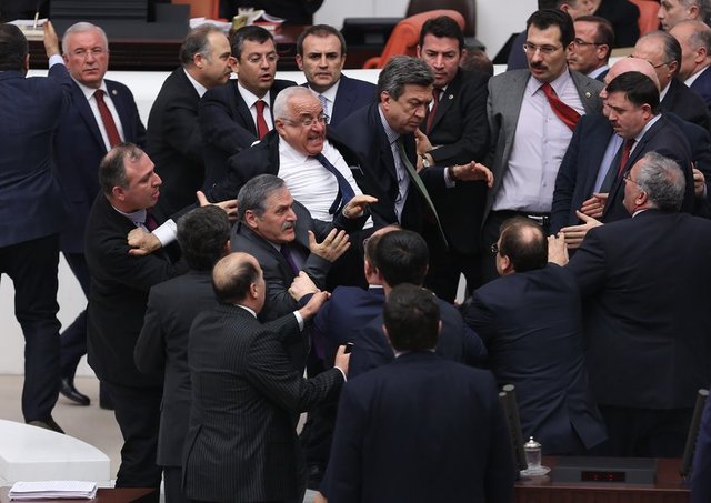 Bu kavga sırasında CHP Tokat Milletvekili Orhan Düzgün, stenografların bulunduğu bölümdeki merdivenlerin önündeki engele takılarak düştü, başından yara aldı.