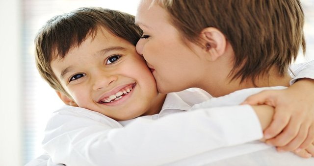 Çok iyi yaptıkları işlerden, Sizin de çocukluğunuzda onun gibi olduğunuzu ve zamanla, öğrenerek deneyimleyerek geliştiğinizi anlatarak destek verebilirsiniz.