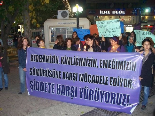 Fareset Çakır - Mardin'in Nusaybin ilçesinde ateşe verilerek yakılan ticari aracın 50 metre uzağında Fareset Çakır isimli kadın ölü bulundu.