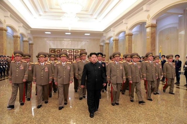 Kuzey Kore lideri Kim Jong-un'un politikalarını eleştiren 15 bürokratı saygısızlık yaptıkları iddiası ile idam ettirdiği iddia ediliyor. -