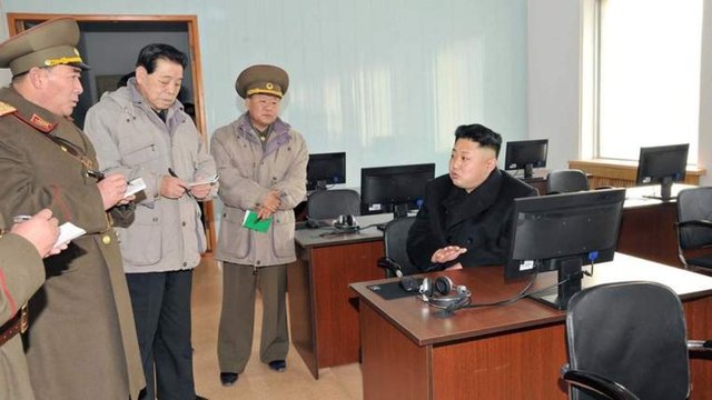 Kuzey Kore anayasasına göre; aksini belirten mahkeme kararı bulunmadığı ve akli dengesi yerinde olduğu sürece 17 yaşın üstündeki herkes oy kullanma hakkına sahip.