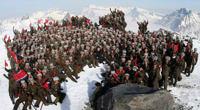 Ekonomisi zayıf halkı fakir olan Kuzey Kore, sınırlı olan gelirlerinin çoğunu da yatırımdan çok nükleer silah gibi savunma amaçlı harcıyor. -  -