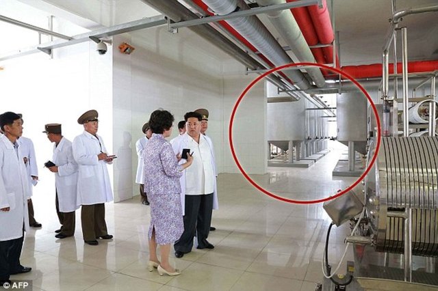 Kuzey Kore lideri Kim Yong'un Pyongyang Bio-Teknik Enstitüsü gezisi sırasında çekilen fotoğraflardaki şok bir ayrıntı dikkat çekti.  -