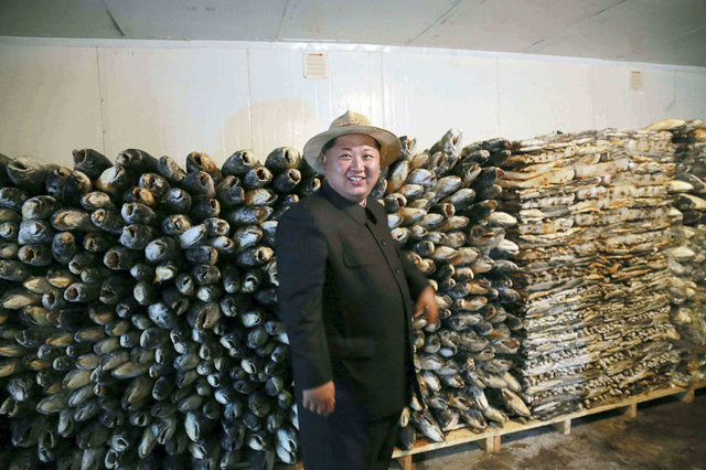 Son dönemlerde yaptığı infazlarla gündeme gelen Kuzey Kore Lideri Kim Jong Un, Genelkurmay Başkanı ve kuvvet komutanlarını da yanına alarak balık çiftliğini teftiş etti.