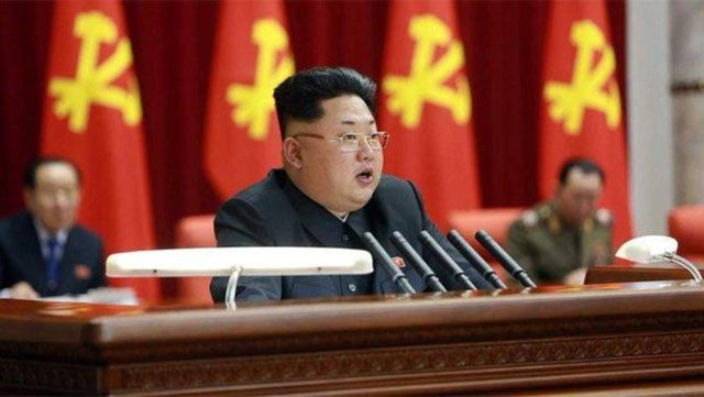 Saçındaki perçemlerle vedalaşan ve tepesini iyice kabartan Kim, kaşlarını da yarısına kadar kısaltmıştı.