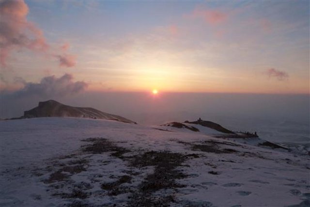 Kuzey Kore resmi haber ajansı KCNA tarafından yayınlanan karelerde Kim Jong-un'un pilotları selamladığı görülüyor.