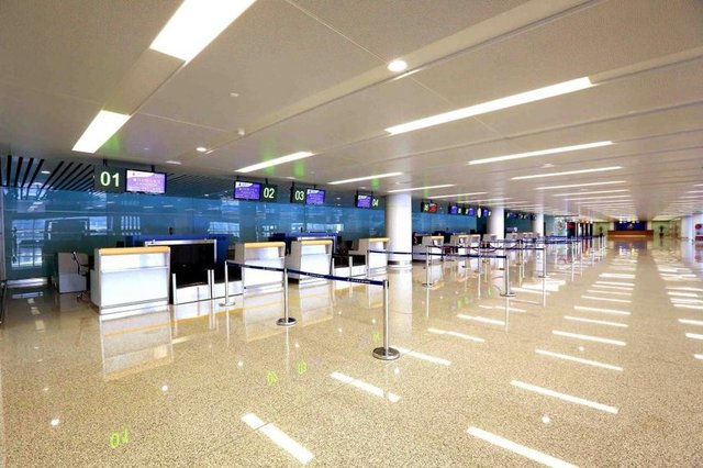 Başkent Pyongyang'da yeni yapılan havalimanını gezen Kim Jong Un'a eşi Ri Sol Ju'nda eşlik etti. -