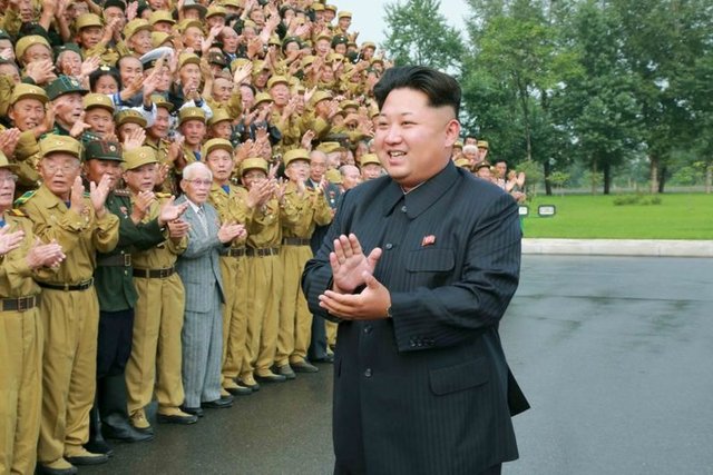 Kim Jong Un babası Kim Jong İl'in 2011 yılındaki ölümünün ardından Kuzey Kore devlet başkanlığı görevine geldi.  -