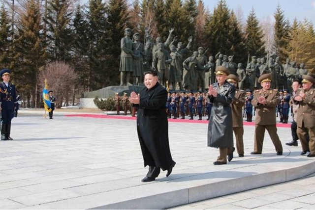Aldığı kararlarla babasının izinden gideceği belli olan Kim Jong-un, 2013 yılında ihanet suçlamasıyla amcası Jang Song-Thaek'in ölüm emrini vermişti.