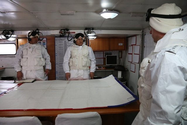 Düşmanı etkisiz hale getirerek, Kartepe'yi kuşatan Türk Silahlı Kuvvetleri, Türk bayrağını göndere çekti.