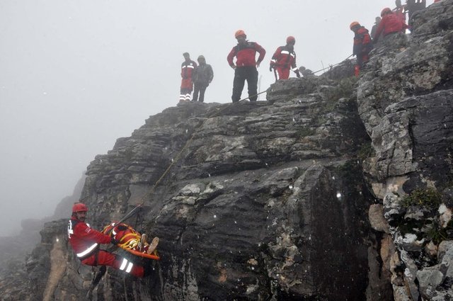 - Tatbikatın başarılı bir şekilde gerçekleştirildiğini ve amacına ulaşıldığını ifade eden Orgeneral Dündar, personele takdir belgesiyle çeşitli hediyeler verdi.