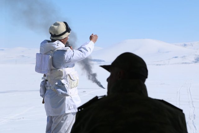 Sergide, cep sobası, arama çubukları, emniyet halkası, kar gözlüğü gibi çığ malzemeleri ile arama kurtarma köpeği "Alcan" tanıtıldı.