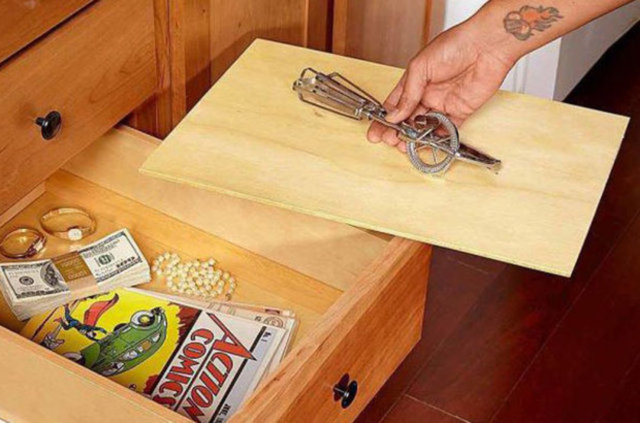 EVDE YAPABİLECEĞİNİZ GİZLİ BÖLMELER - Mutfak çekmecesinin üzerine koyacağınız küçük bir suntayla kapatıp gizli bölme yapabilirsiniz.