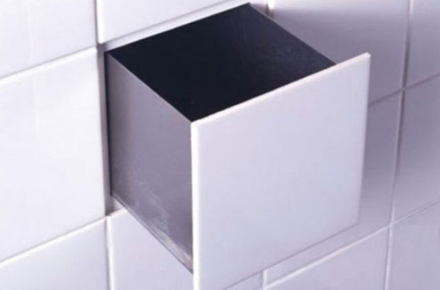 Fayansların arasına gizli bir bölme açabilirsiniz.