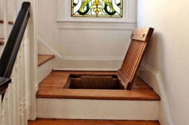 Merdiven altına bir sığınak yapıp içine değerli eşyalarınızı koyabilirsiniz.