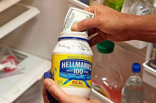 Mayonez kavanozunun içini alçı ile boyayıp buzdolabında para saklayabilirsiniz.