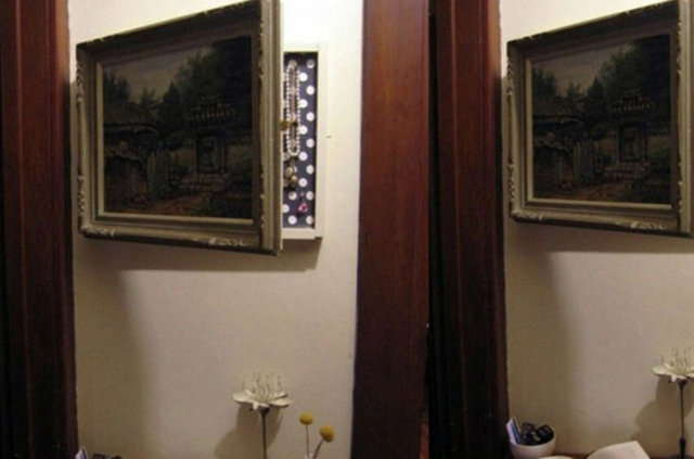 Duvardaki resmin arkasında bir bölme yapabilirsiniz.