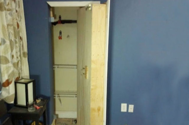 O sadece bir kitaplık değil! Kitaplığınızın arkasında özel eşyalarınızı saklayabilirsiniz.