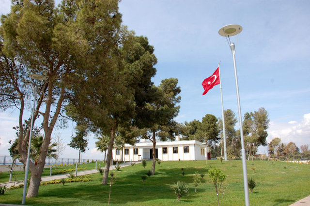 ve Türkiye'ye orada muhafızlar bulundurma ve Türk bayrağını çekme hakkı tanınmıştır. - Atatürk'ün mezarında da bu çok önem verdiği kaleden alınan toprak bulunduğu söylenmektedir. -