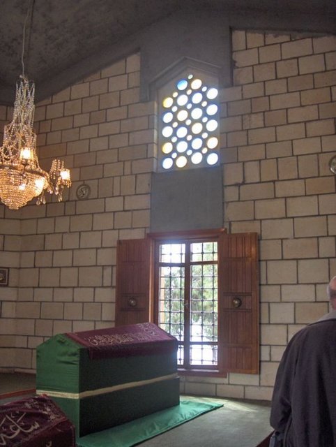 Bu gelişme üzerine o dönemde Dışişleri Bakanlığı görevini yürüten Başbakan Ahmet Davutoğlu, "Orası uluslararası hukuk çerçevesinde Türkiye toprağıdır. Her türlü saldırı karşılık bulur, Türkiye hiçbir tereddüt göstermeden korur" açıklamasını yapmıştı.