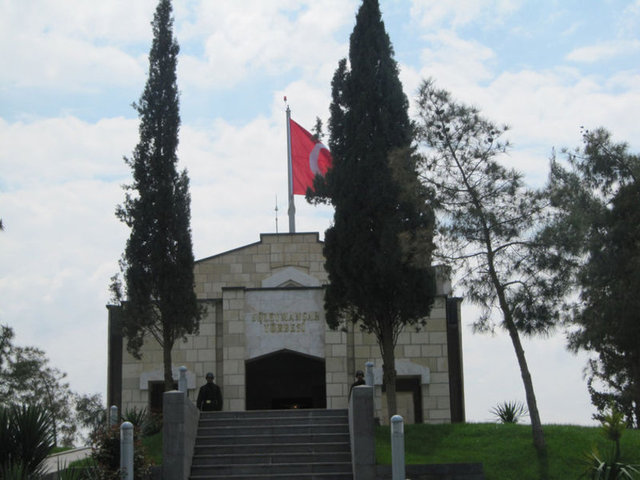 Ancak daha sonra bu kale, Ukayliler tarafından Atabeg Zengi'nin oğlu Nûreddîn Zengi'ye teslim edilmiştir. -  - 1206'da Harzemşâhların istilâsına, 1260'ta da zâlim Hülagü'nün yağmasına ve tahribâtına maruz kalmıştı.
